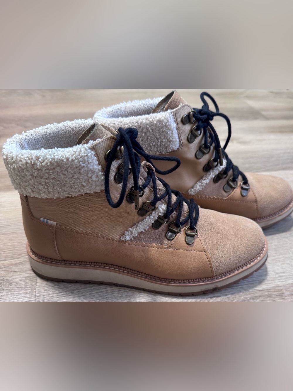 Toms Women’s Tan suede Sherpa Lace-Up Winter Boot hiking boots size 7.5